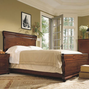 double bed / traditional / with headboard / wooden