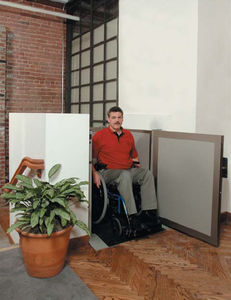 handicapped lifting platform / outdoor