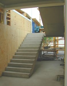 straight staircase / concrete steps / with risers