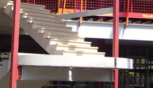 straight staircase / concrete steps / with risers