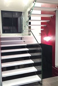 half-turn staircase / wooden steps / glass frame / without risers