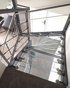 half-turn staircase / steel frame / glass steps / without risers