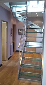 half-turn staircase / glass steps / metal frame / without risers
