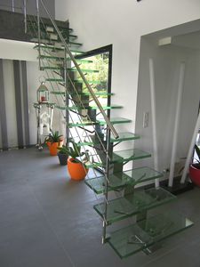 straight staircase / glass steps / metal frame / without risers