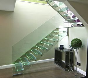 straight staircase / glass steps / without risers / contemporary