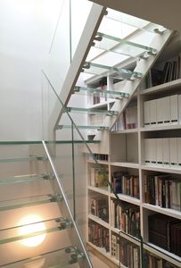 half-turn staircase / glass steps / metal frame / without risers