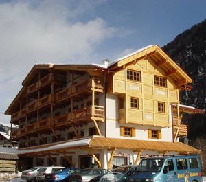 prefab building / for hotels / solid wood / wooden frame