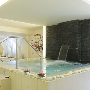 built-in hot tub / rectangular / 4-seater / with built-in fountain
