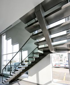 quarter-turn staircase / ceramic steps / steel frame / without risers