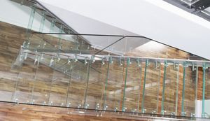 half-turn staircase / glass steps / metal frame / without risers