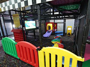 playground fence / with bars / plastic