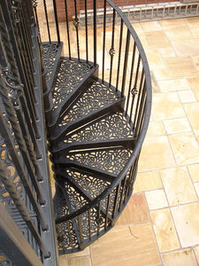 spiral staircase / metal steps / metal frame / with risers