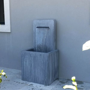 garden fountain / zinc