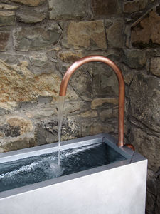 garden fountain / zinc