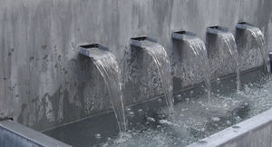 garden fountain / zinc
