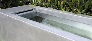 garden fountain / zinc