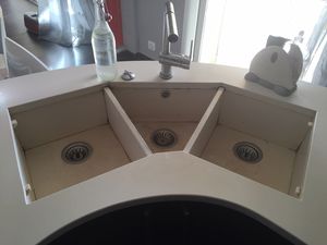triple-bowl kitchen sink / Ductal® UHP concrete / corner