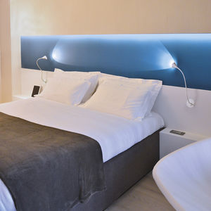 contemporary wall light / polycarbonate / LED / orientable