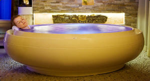 free-standing bathtub / oval / acrylic / whirlpool