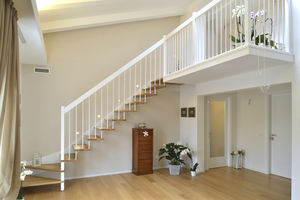 quarter-turn staircase / wooden frame / wooden steps / without risers