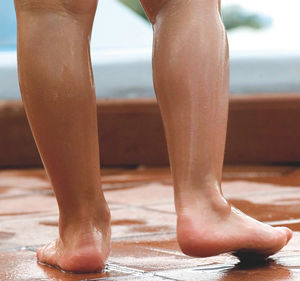 outdoor tile / poolside / floor / terracotta