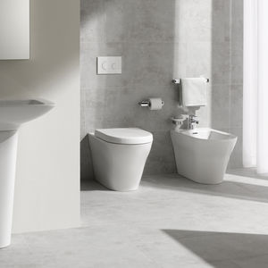 free-standing toilet / ceramic / rimless