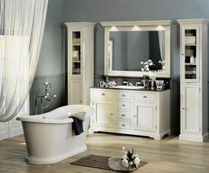 traditional bathroom / wooden