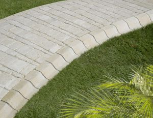 garden curb ramp / sidewalk / concrete / curved