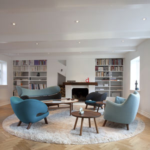 Scandinavian design side table / wooden / round / by Finn Juhl