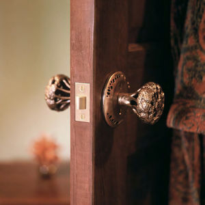 traditional door knob / bronze