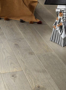 solid parquet flooring / brushed