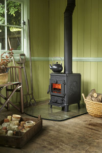 wood heating stove / multi-fuel / traditional / cast iron