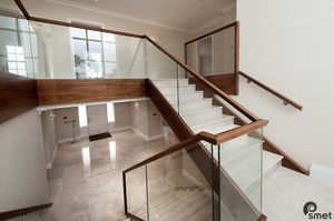 half-turn staircase / stone steps / wooden frame / with risers
