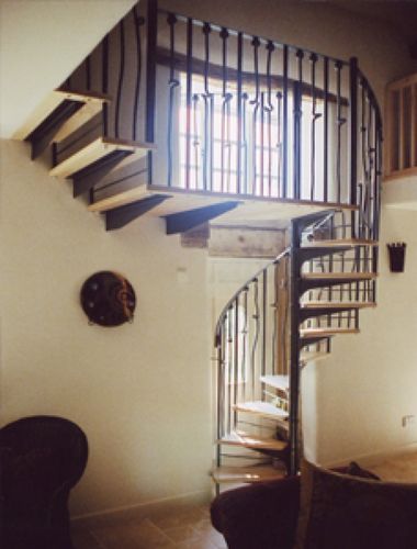 spiral staircase (metal frame and wooden steps) S/32/1 Cast Spiral Stairs