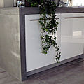 contemporary kitchen / with island / laminate - îlot de cuisine en béton