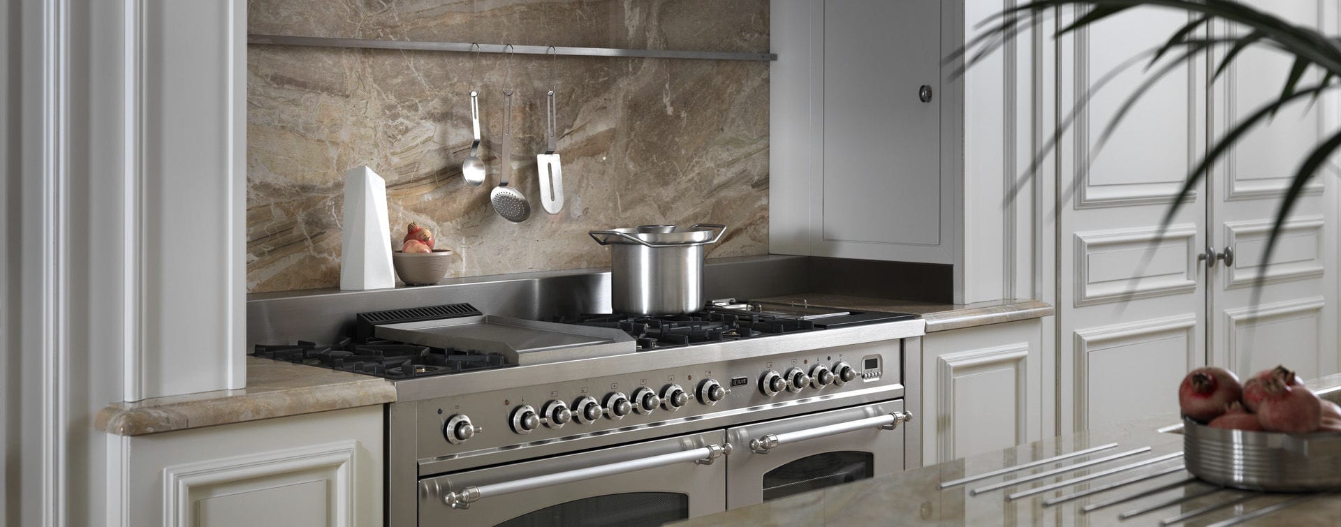 Cozinha Cl Ssica Em Madeira Lacada Com Ilha Com Pegas Floral Cozinha Cl Ssica Em Madeira Lacada Com Ilha Com Pegas Floral