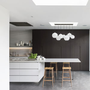cozinha contemporânea / em madeira / em pedra / com ilha