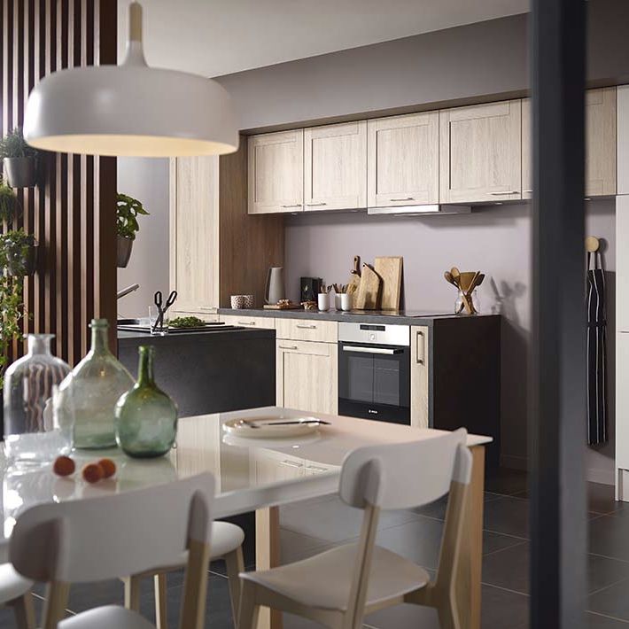 Contemporary kitchen AMBIANCE VÉGÉTALE Mobalpa wood veneer / oak