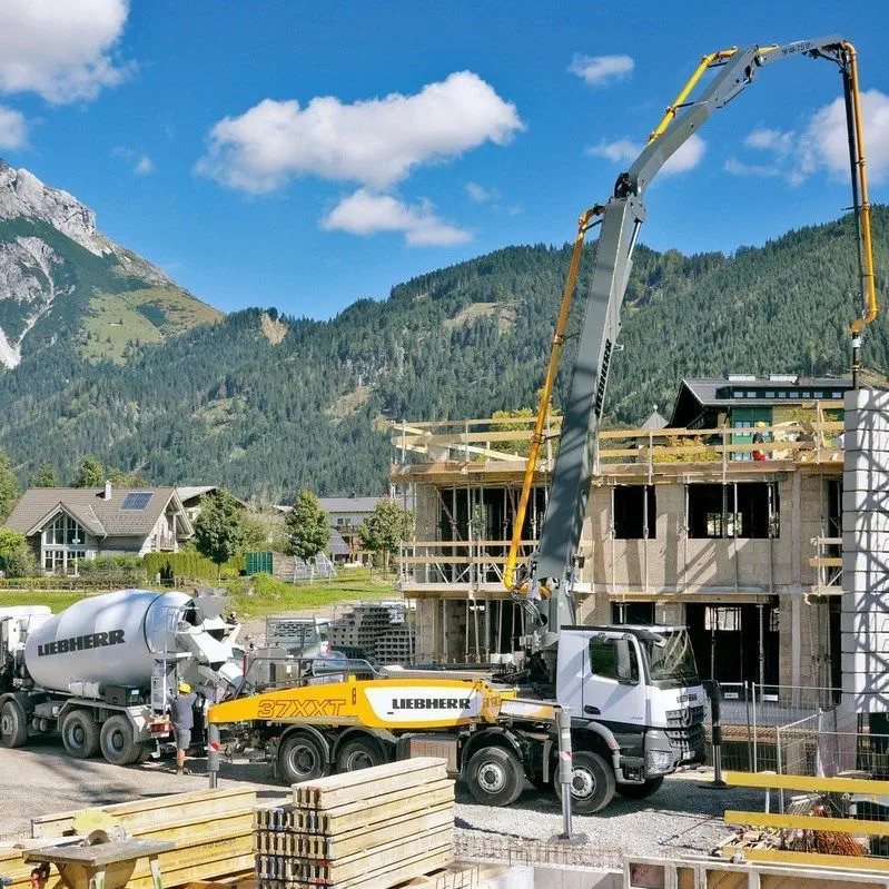 ㅌㅌ Mobile concrete pump - 37 XXT - Liebherr - truck-mounted