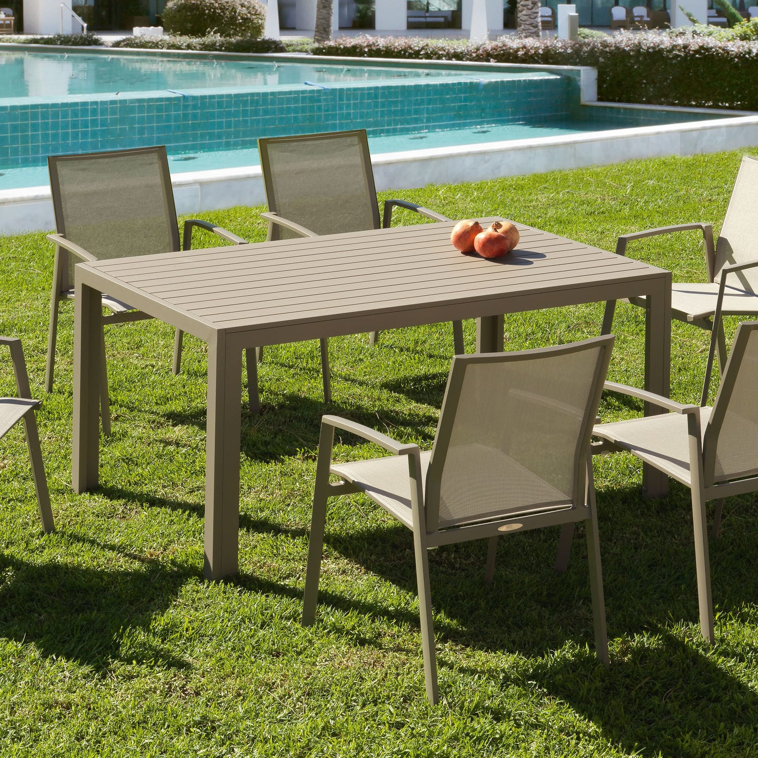 Contemporary dining table - FARO - ARKIMUEBLE - aluminum / aluminum ...