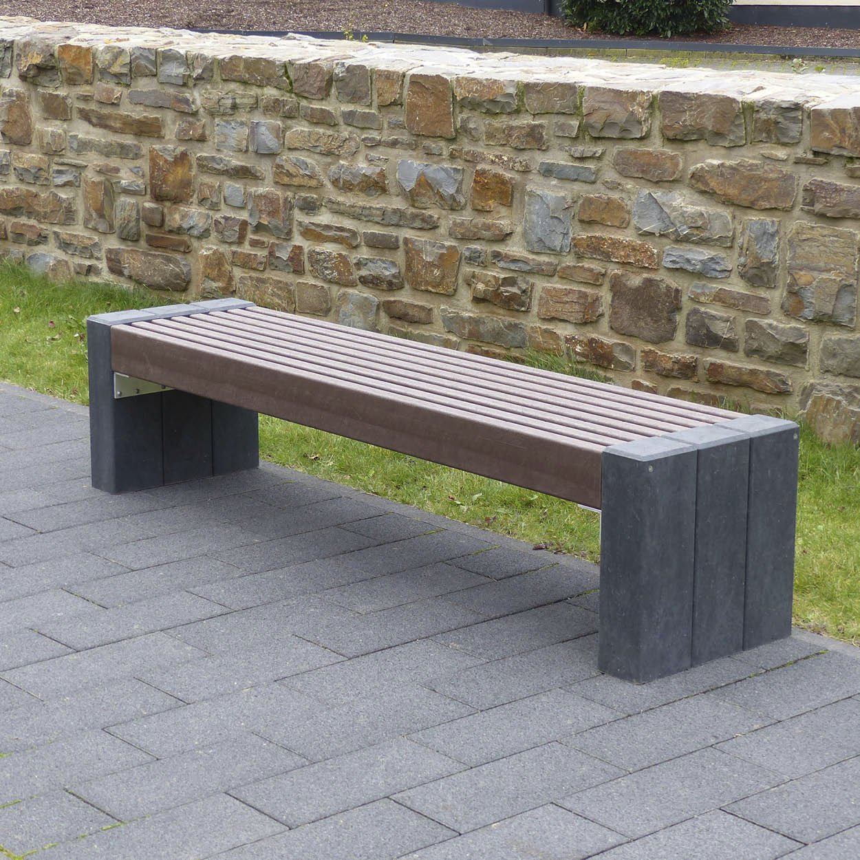 Traditional public bench - HIGH LINE - HAHN Kunststoffe GmbH - recycled ...