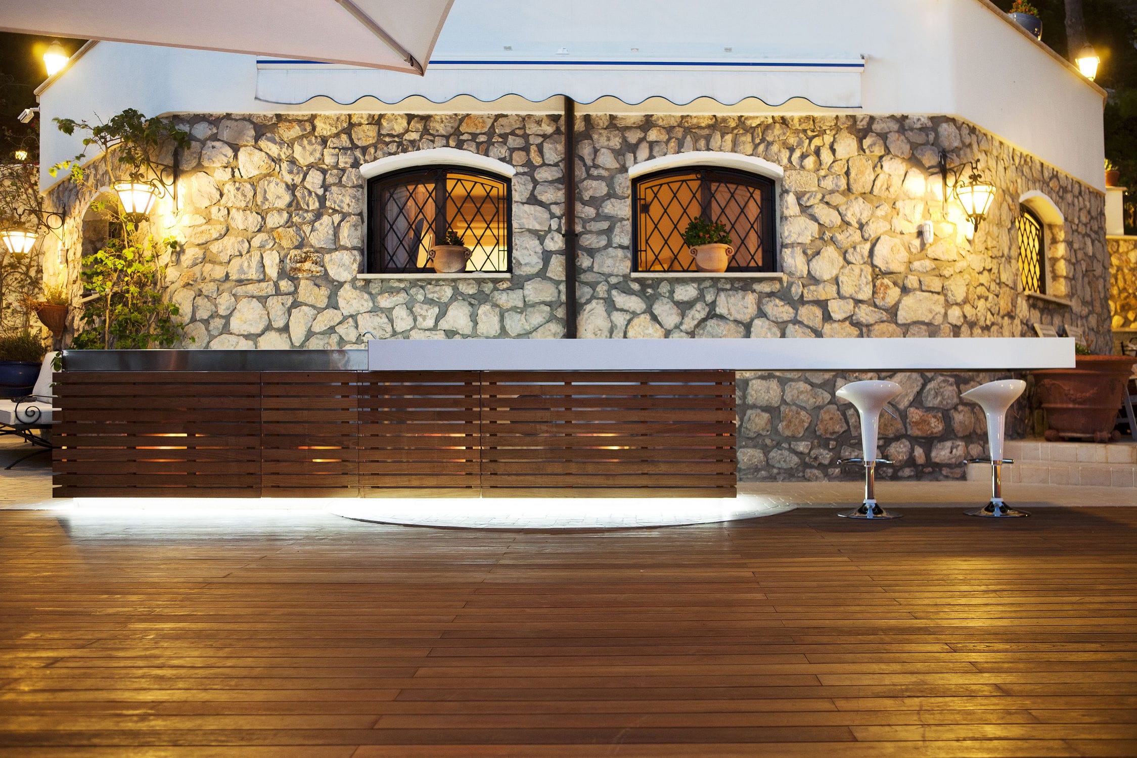 Contemporary kitchen SUMMERTIME Laboratorio Mattoni teak / steel