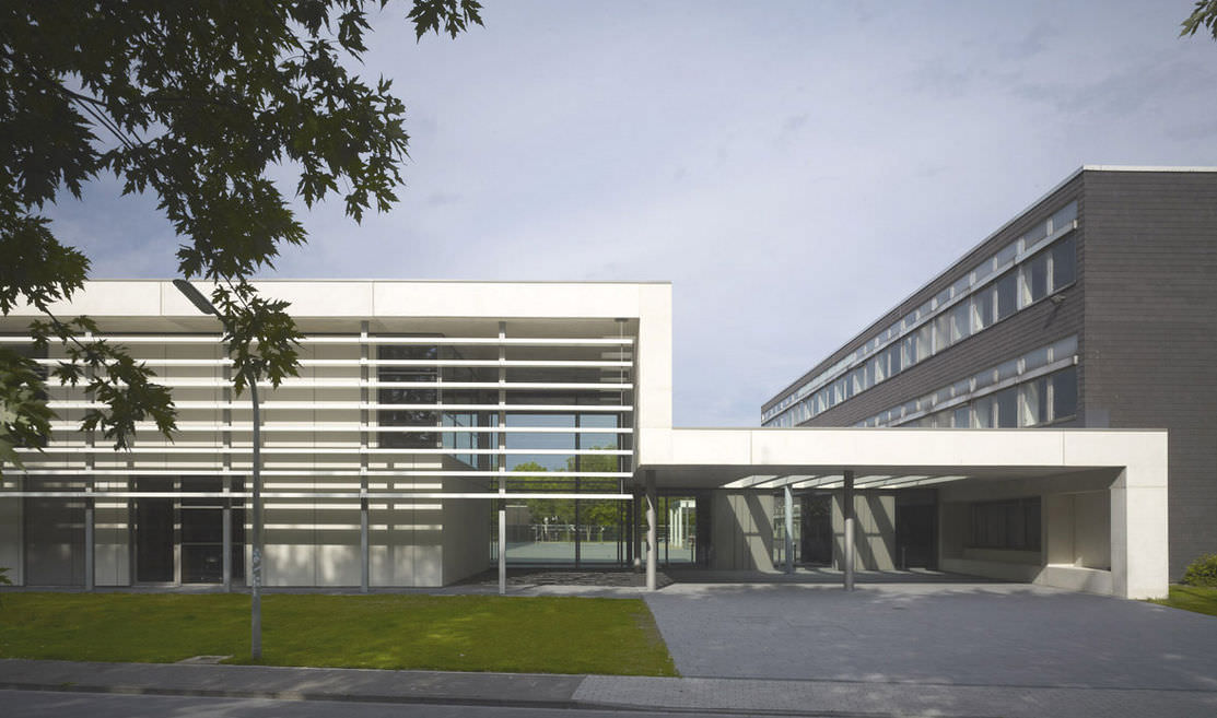 Aluminium solar shading - SECONDARY SCHOOL WARENDORF - ALUCOBOND ...