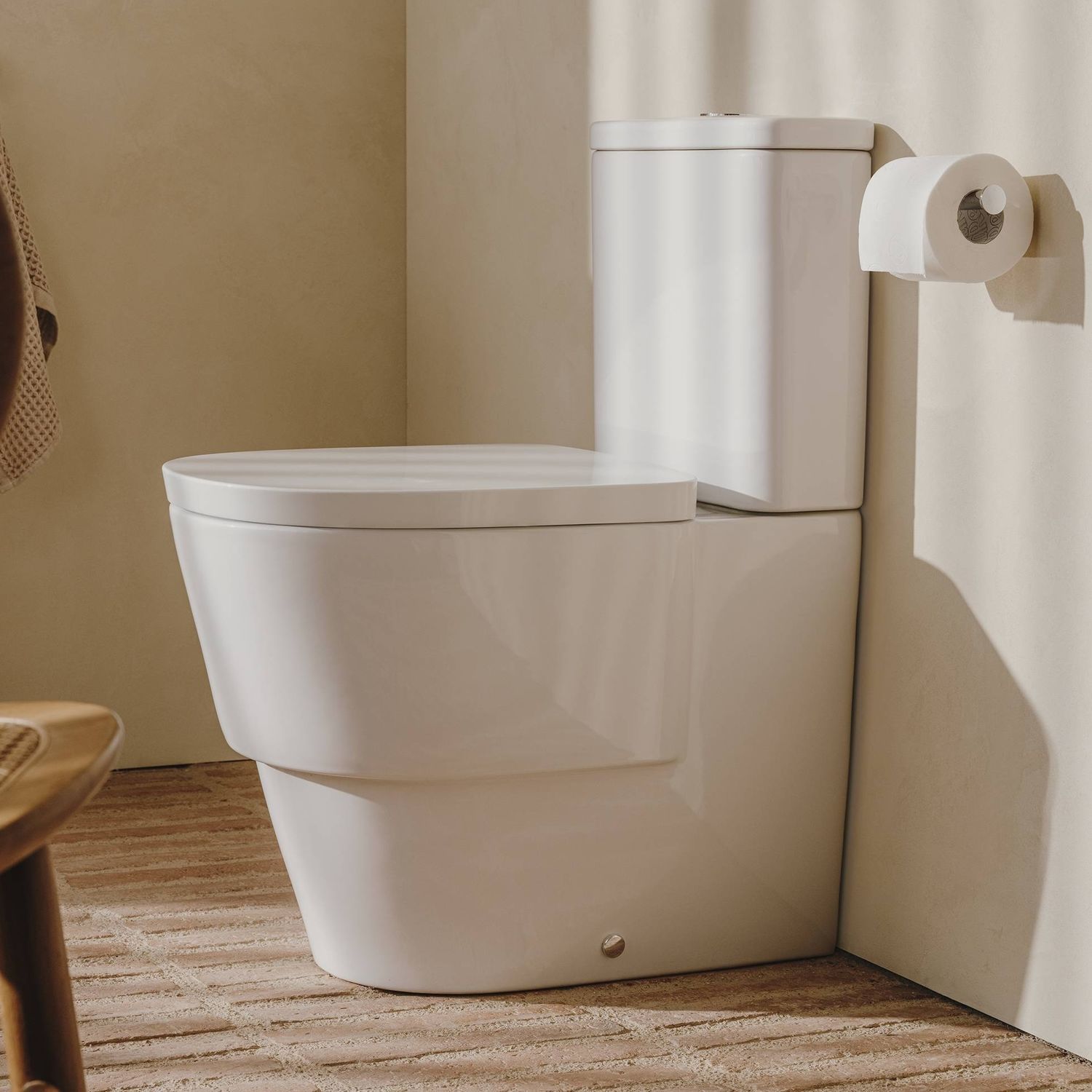 Free-standing toilet - TURA - ROCA - ceramic / rimless / home