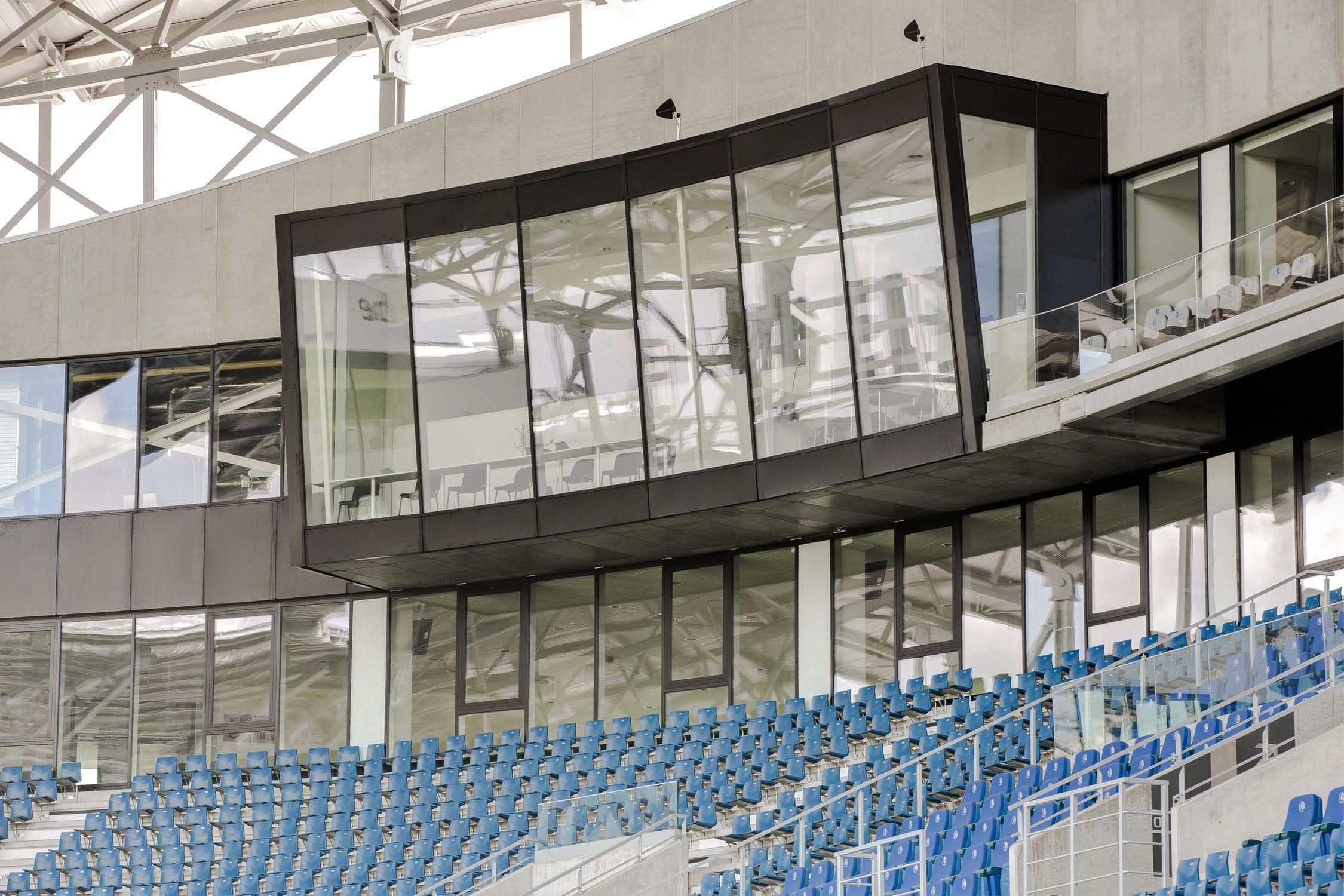 Laminated glass panel MYCOLOUR BY LACOBEL/MATELAC AGC Glass Europe