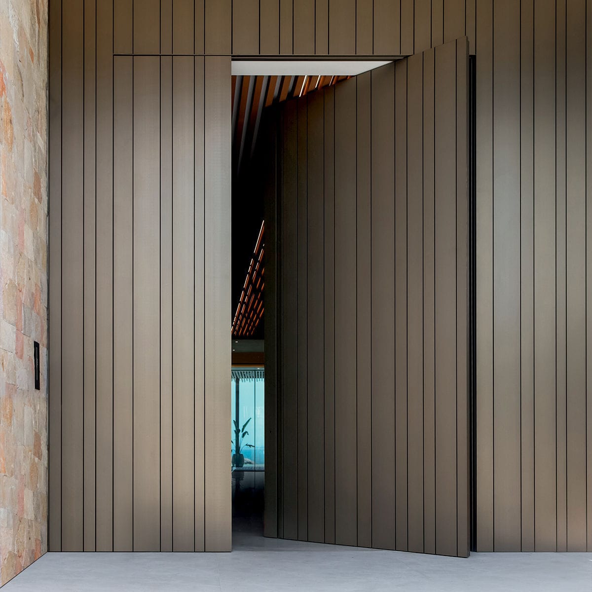 Exterior door - SYNUA - Oikos Venezia - aluminum / pivoting