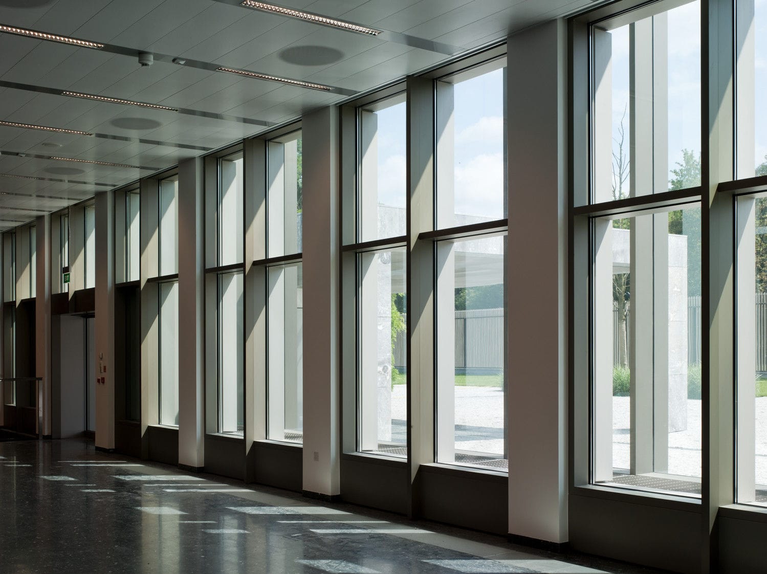 Tempered glass panel / safety / bulletproof / explosionproof