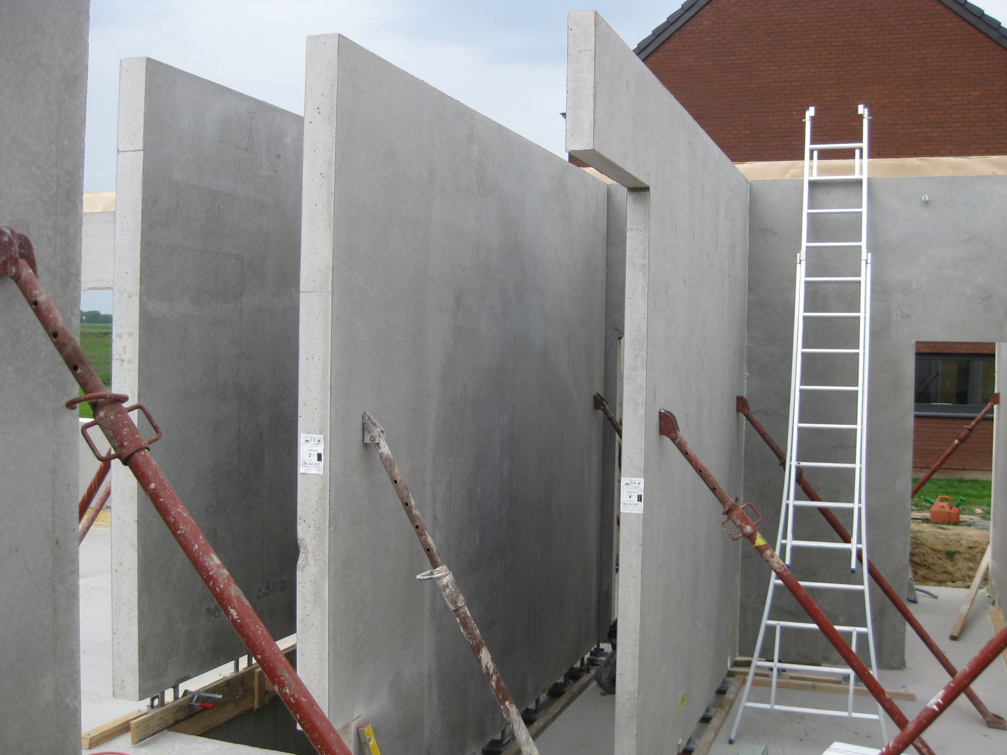 Reinforced concrete wall - Alpha Bton - with modular panels / prefab