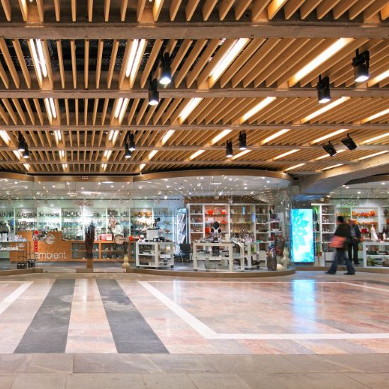 Wooden suspended ceiling - MAXIMARKET SHOPPING MALL - Riko Hiše - strip