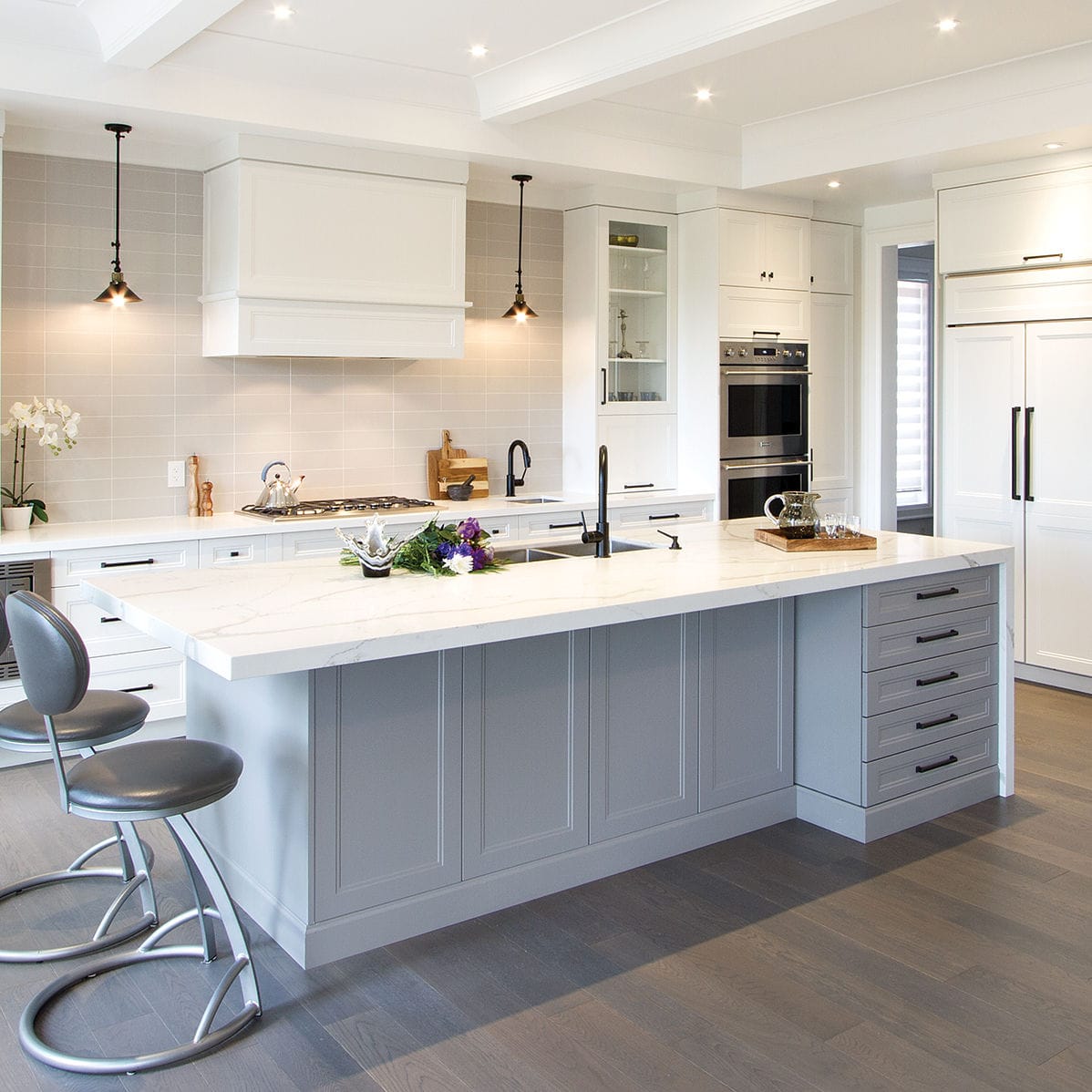 Traditional kitchen - BERKSHIRE - AYA kitchens - painted wood / island ...